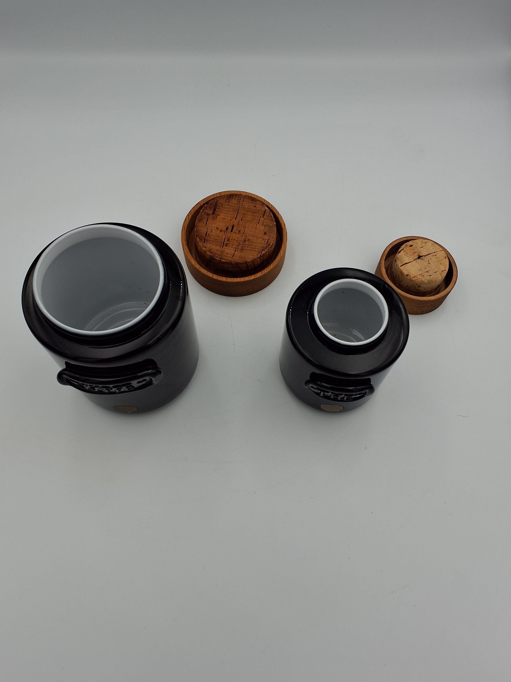 Palet sort kaffe og the krukker af Holmegaard